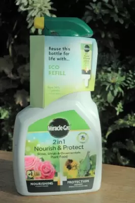 Miracle-Gro Nourish & Protect Insect Disease