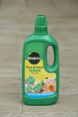 Miracle-Gro Pour & Feed