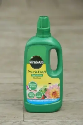 Miracle-Gro Pour & Feed