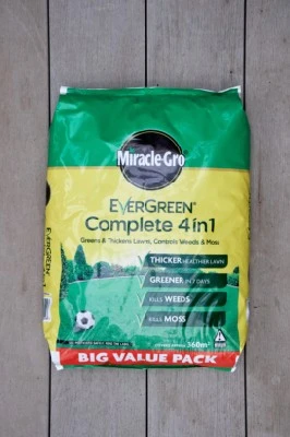 Miracle-Gro Complete 4 in 1 Lawn Treatment