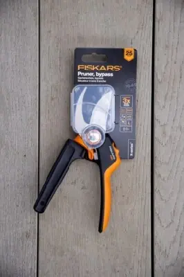 Fiskars Bypass Secateur P961