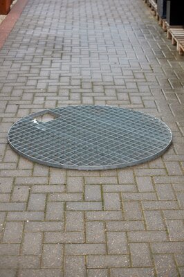 Fountain Pond Metal Grid Round